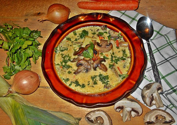 Fotografia przedstawiająca Serowa zupa grzybowa z włoszczyzną