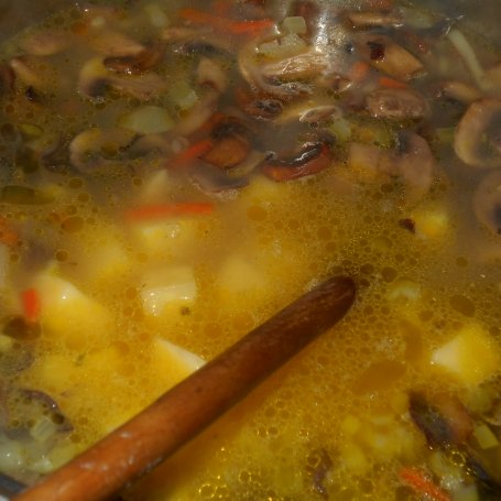 Krok 7 - Serowa zupa grzybowa z włoszczyzną foto