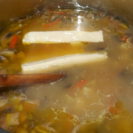 Krok 8 - Serowa zupa grzybowa z włoszczyzną foto