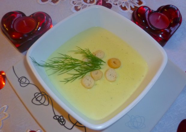Fotografia przedstawiająca Serowa zupa krem z grzankami