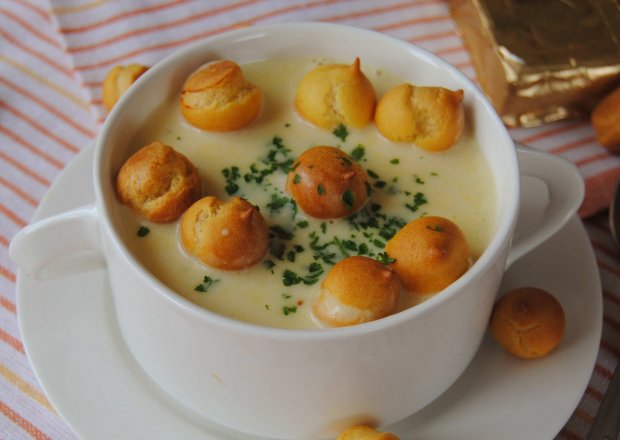 Fotografia przedstawiająca Serowa zupa krem