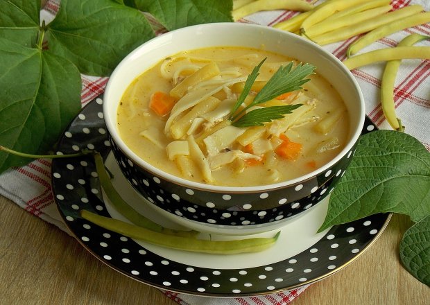 Fotografia przedstawiająca Serowa zupa z fasolką szparagową i makaronem