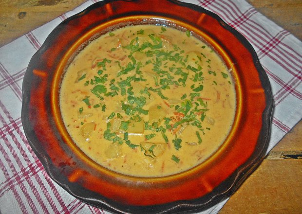 Fotografia przedstawiająca Serowa zupa ziemniaczana