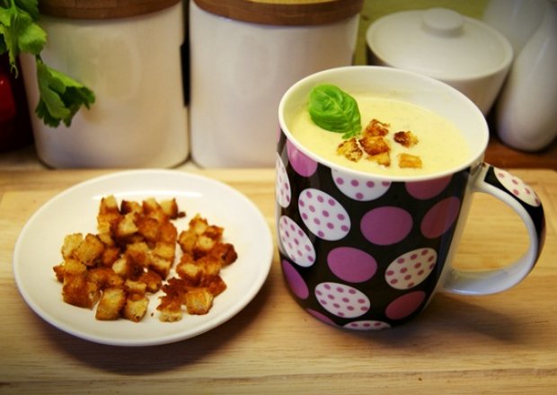 Fotografia przedstawiająca Serowa zupka z grzankami do kubka