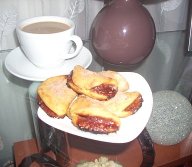 Fotografia przedstawiająca serowe ciasteczka z dżemem truskawkowym