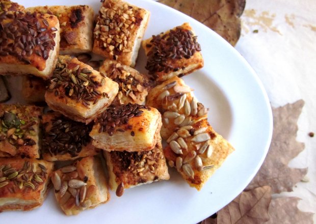 Fotografia przedstawiająca Serowe  ciastka wytrawne z nasionami i orzechami