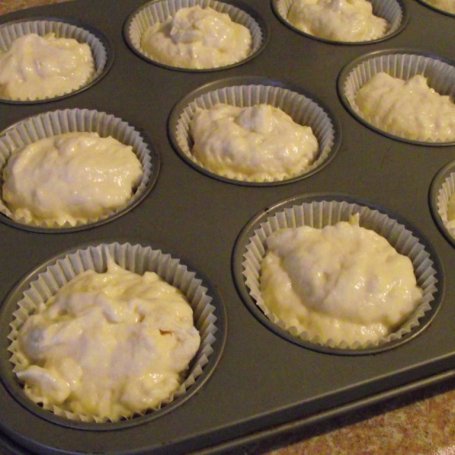Krok 4 - Serowe muffiny z wiśniami z kompotu foto