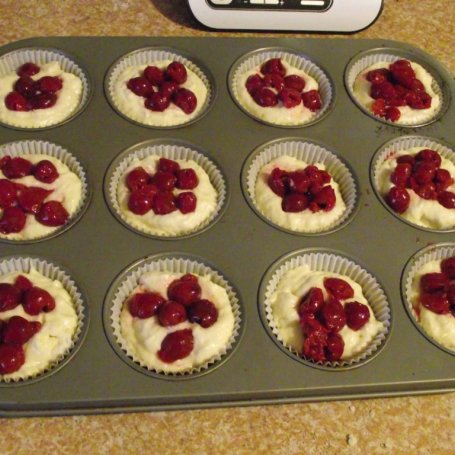 Krok 5 - Serowe muffiny z wiśniami z kompotu foto