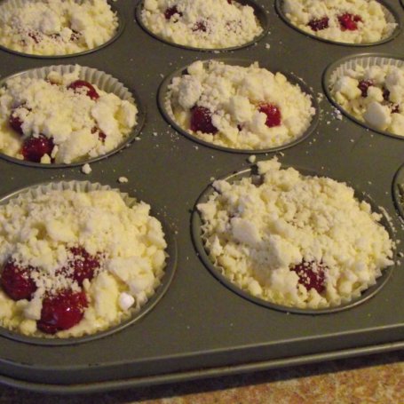 Krok 6 - Serowe muffiny z wiśniami z kompotu foto