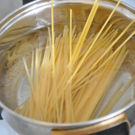 Krok 1 - Serowe spaghetti z cukinią  foto