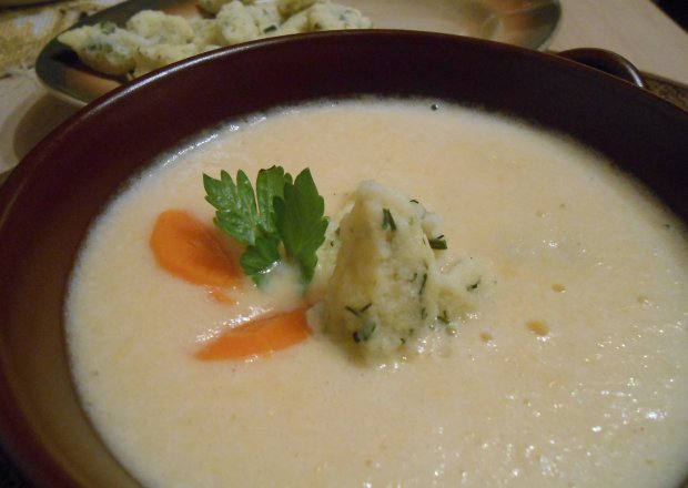 Fotografia przedstawiająca Serowo - jarzynowa zupa z kluseczkami.