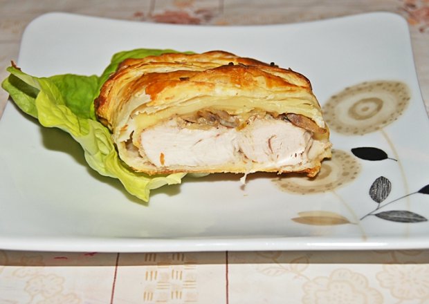 Fotografia przedstawiająca Serowo - pieczarkowy filet z kurczaka w cieście francuskim