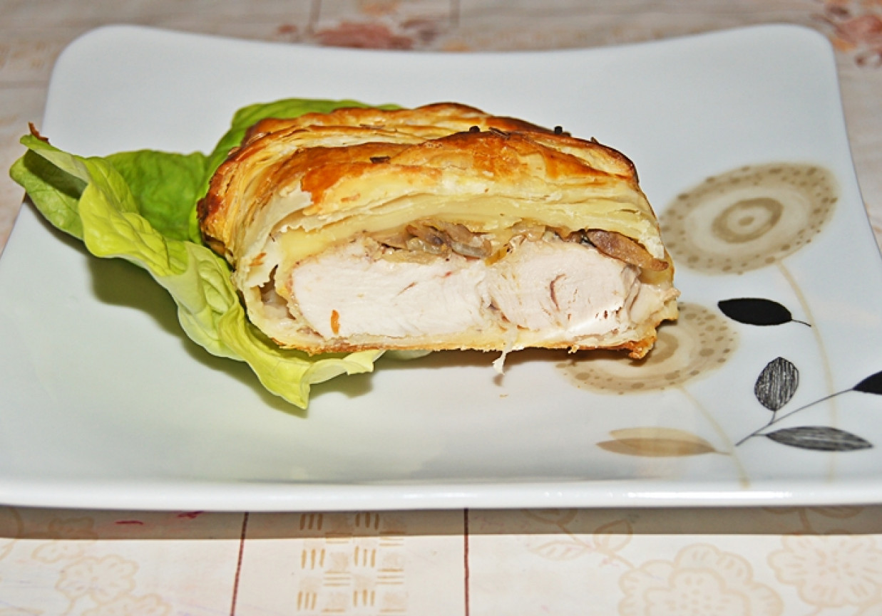 Serowo - pieczarkowy filet z kurczaka w cieście francuskim foto