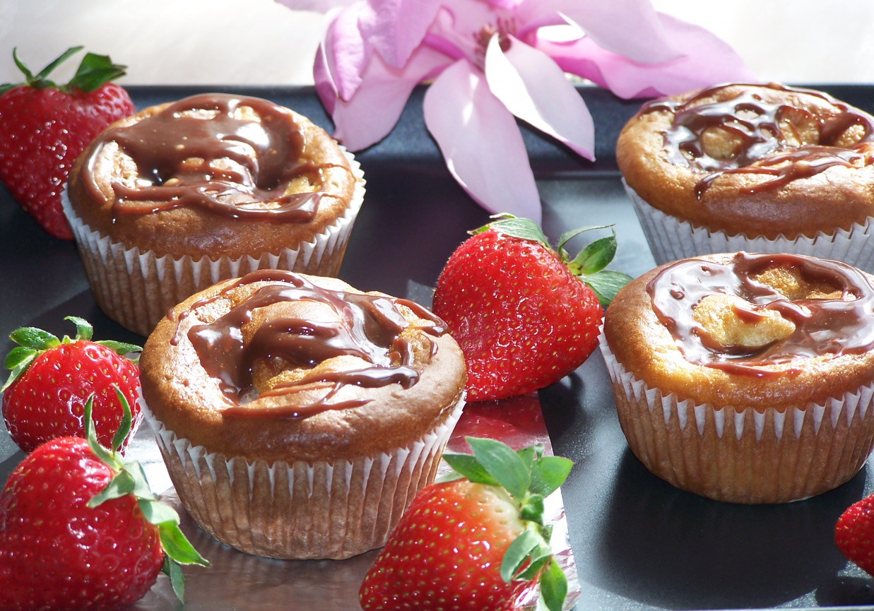 Serowo-truskawkowe, czyli muffinki z czekoladową polewą :) foto