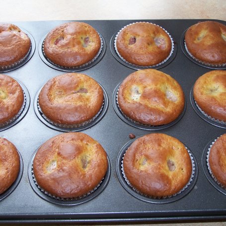 Krok 6 - Serowo-truskawkowe, czyli muffinki z czekoladową polewą :) foto