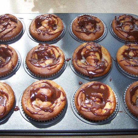 Krok 7 - Serowo-truskawkowe, czyli muffinki z czekoladową polewą :) foto
