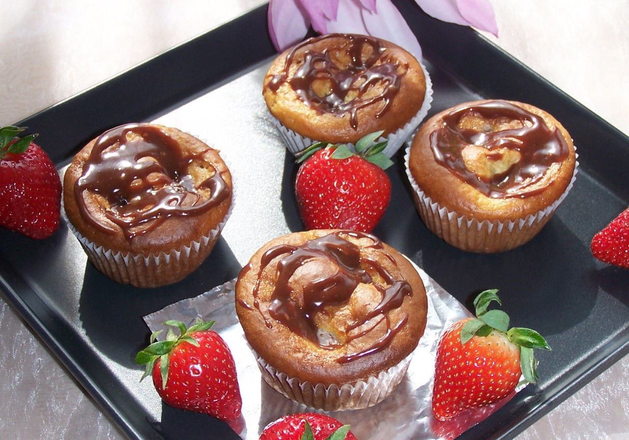 Serowo-truskawkowe, czyli muffinki z czekoladową polewą :) foto