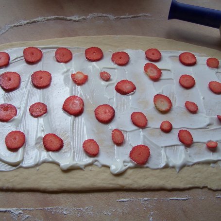 Krok 5 - Serowo-truskawkowo, czyli drożdżowe ślimaczki na deser :) foto