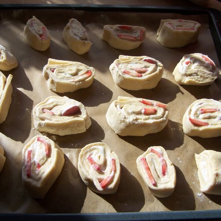 Krok 6 - Serowo-truskawkowo, czyli drożdżowe ślimaczki na deser :) foto