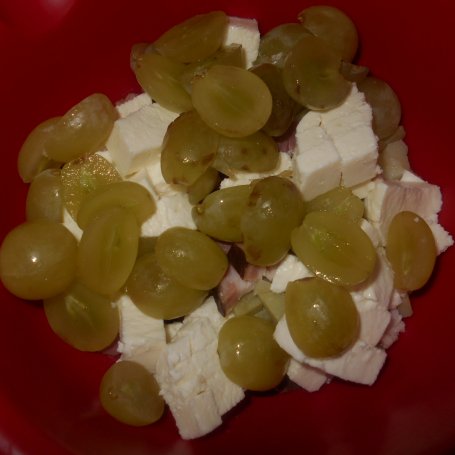 Krok 3 - Serowo-ziemniaczana sałatka z winogronami foto