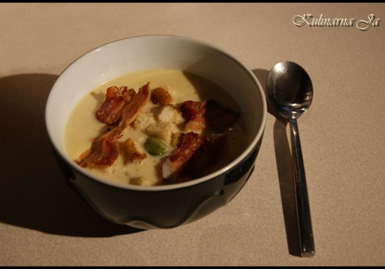Serowo-brukselkowa zupa krem z grzankami i chrupiącym boczkiem foto