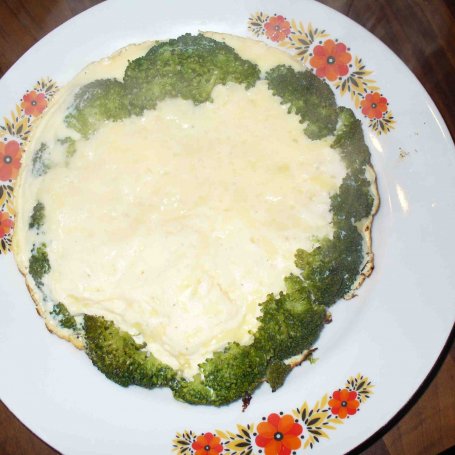 Krok 3 - Serowy omlet z brokułami foto