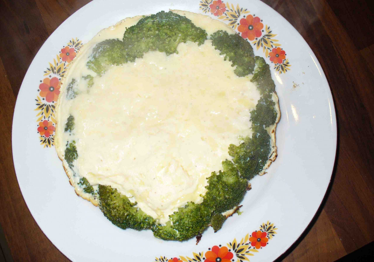 Serowy omlet z brokułami foto