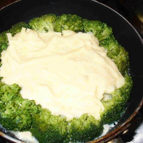 Krok 2 - Serowy omlet z brokułami foto