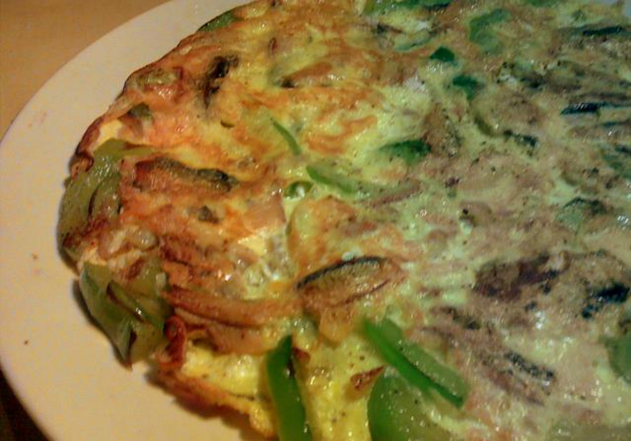 Serowy omlet z wędzonymi szprotkami foto