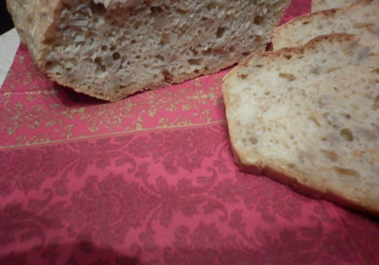 Serwatkowy chlebek z ziarnami amarantusa i słonecznikiem. foto