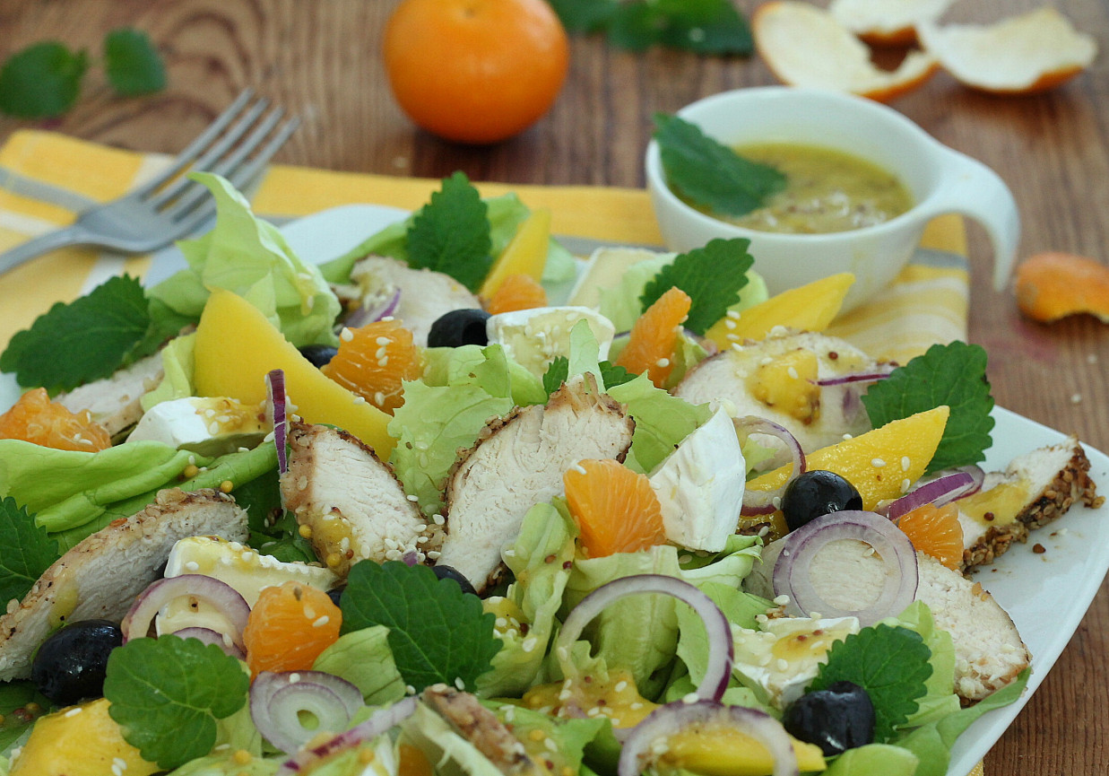 Sezamowa sałatka z kurczakiem i mango foto