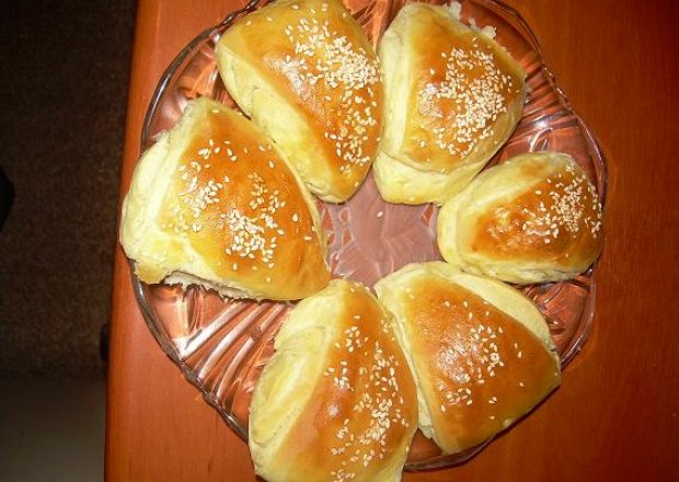 Fotografia przedstawiająca Sezamowe bułeczki podawane z oliwą z czosnkiem