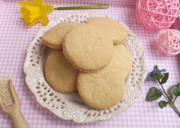 Fotografia przedstawiająca Sezamowe kruche ciasteczka.