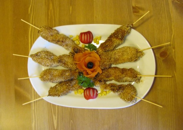 Fotografia przedstawiająca Sezamowe szaszłyki z kurczaka.