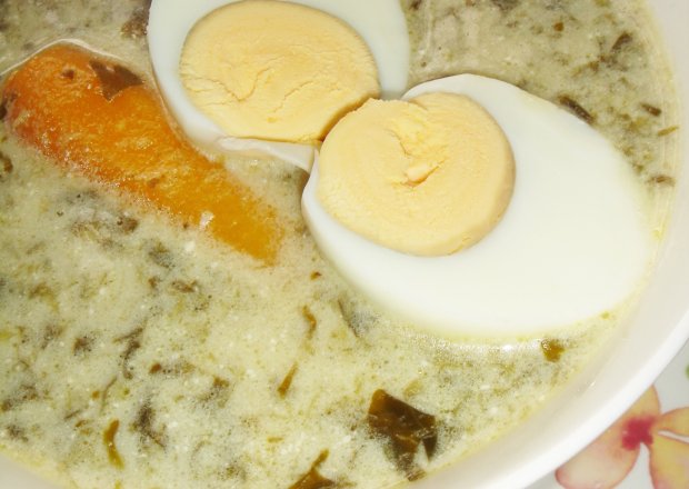 Fotografia przedstawiająca Sezonowa zupa szczawiowa z jajkiem
