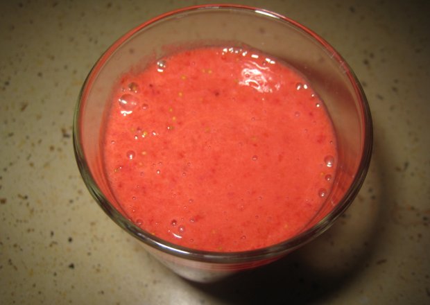 Fotografia przedstawiająca shake truskawkowy
