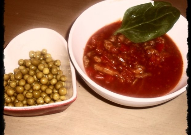 Fotografia przedstawiająca Shoarma w ostrym sosie pomidorowym