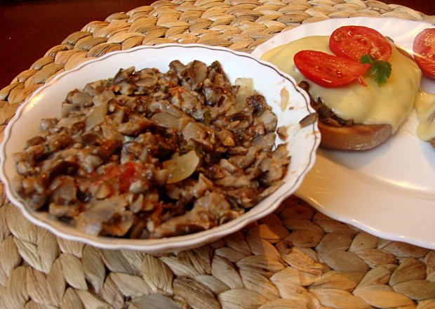 Fotografia przedstawiająca Siekana pasta z grzybów