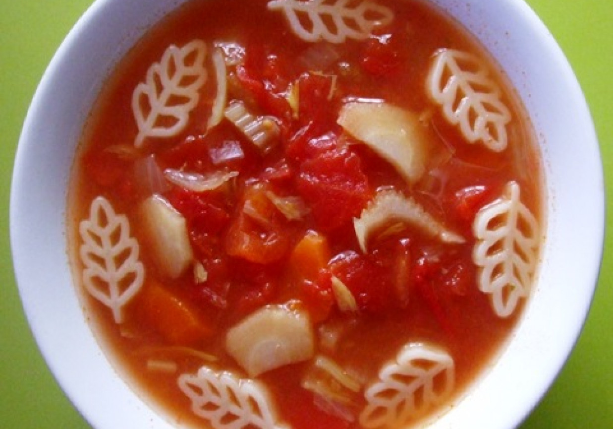 Sierpniowa pomidorówka z makaronem foto