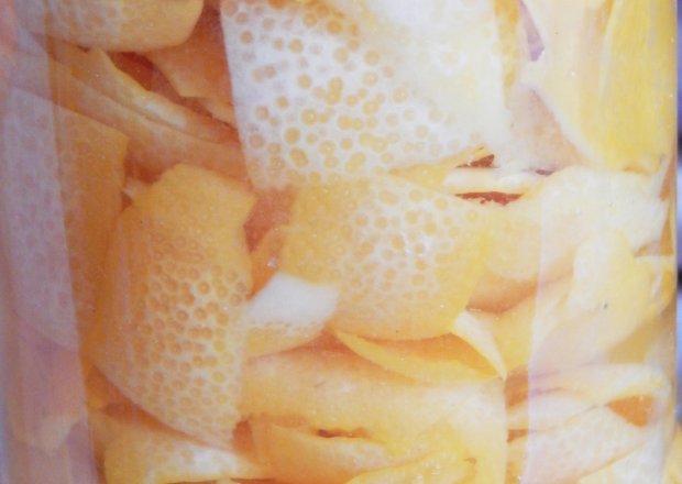 Fotografia przedstawiająca Skórka cytrynowa w białym rumie