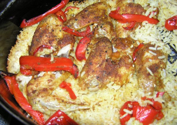 Fotografia przedstawiająca Skrzydełka kurczaka z ryżem i papryką