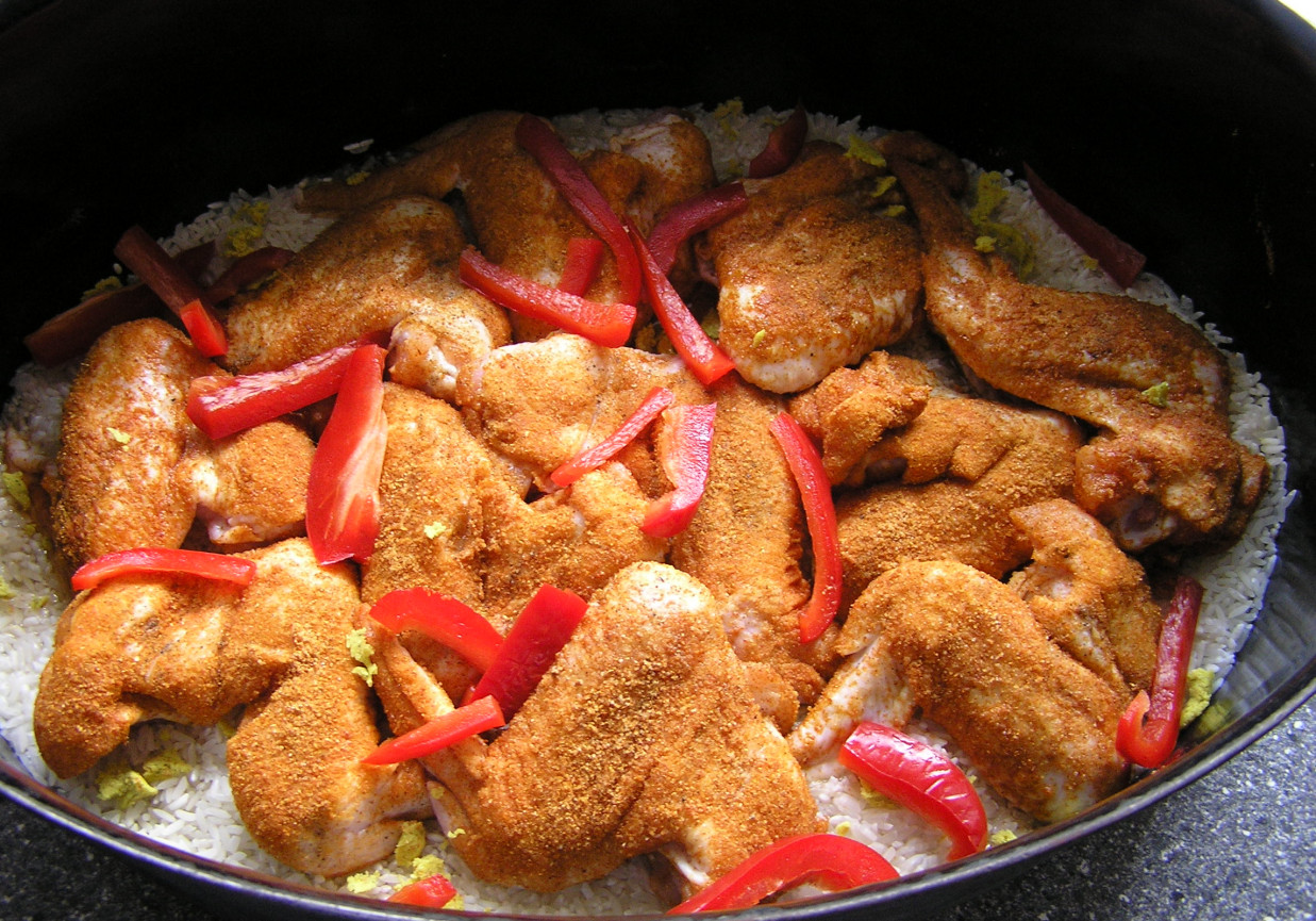 Skrzydełka kurczaka z ryżem i papryką foto
