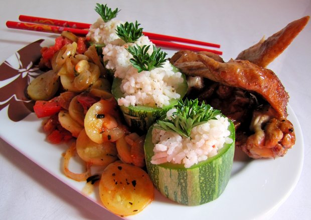 Fotografia przedstawiająca Skrzydełka teriyaki i ryż w cukiniowym sushi
