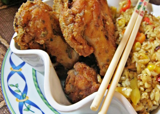 Fotografia przedstawiająca Skrzydełka w panierce i ryż w curry z warzywami