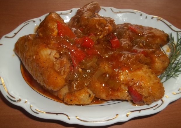 Fotografia przedstawiająca Skrzydełka z kurczaka z warzywami w sosie