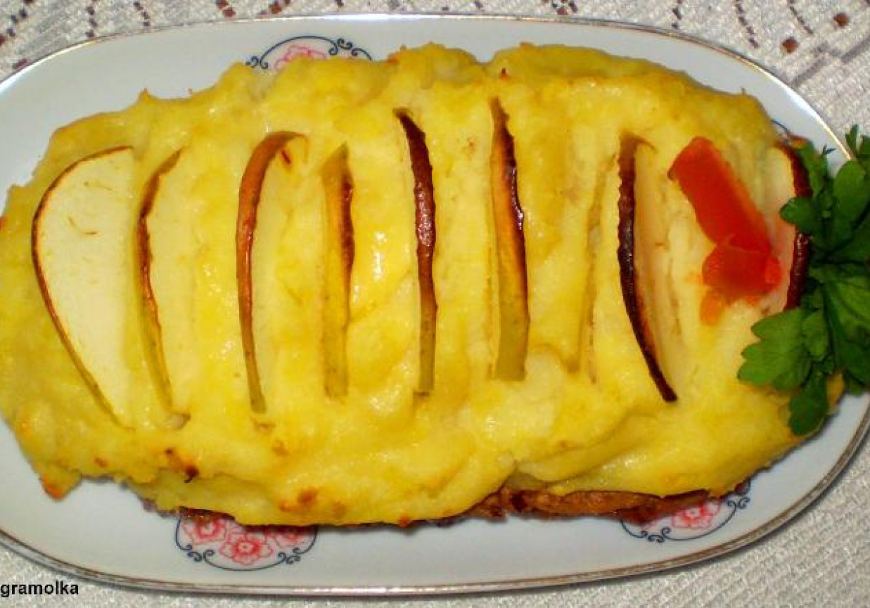 Śledź w cieście cebulowym zapiekany pod puree ziemniaczano- jabłkowym : foto