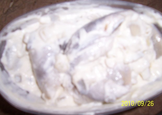 Fotografia przedstawiająca śledź w majonezie i chrzanie