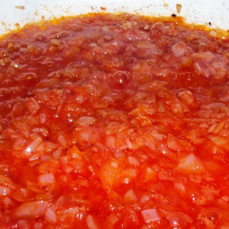 Krok 2 - Śledź w sosie pomidorowym z żurawiną i rodzynkami foto