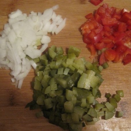 Krok 3 - Śledź z papryką, cebulą i ogórkiem konserwowym, w oleju foto