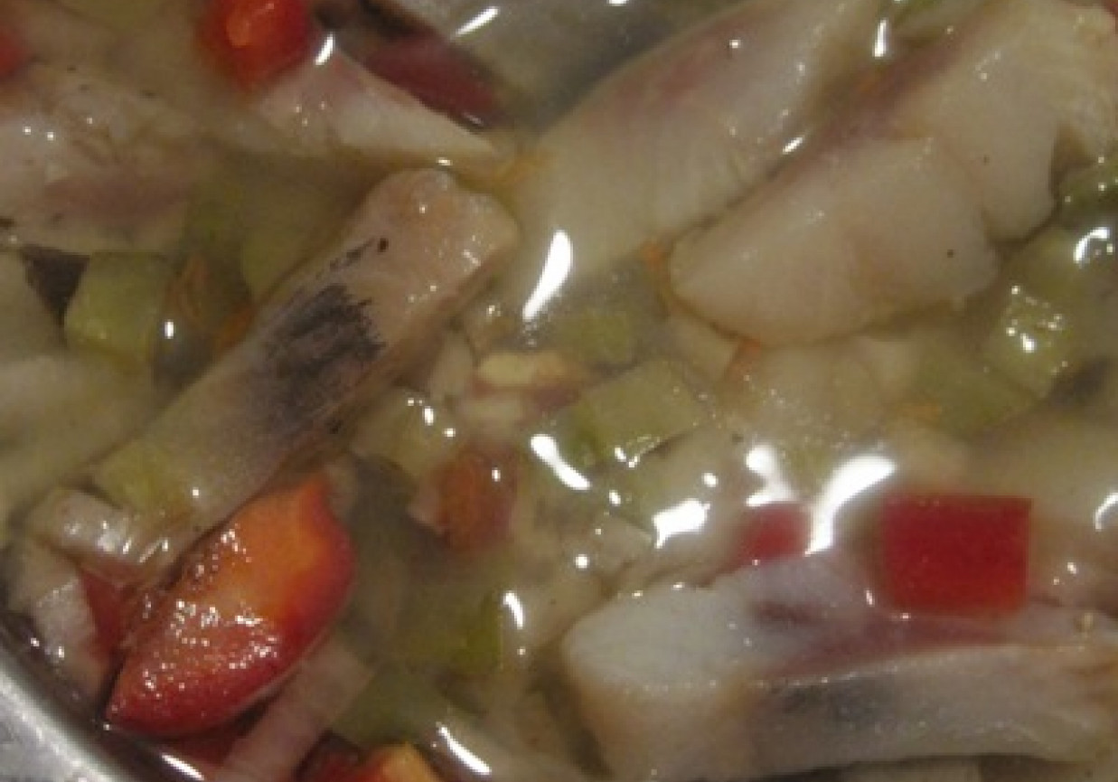 Śledź z papryką, cebulą i ogórkiem konserwowym, w oleju foto